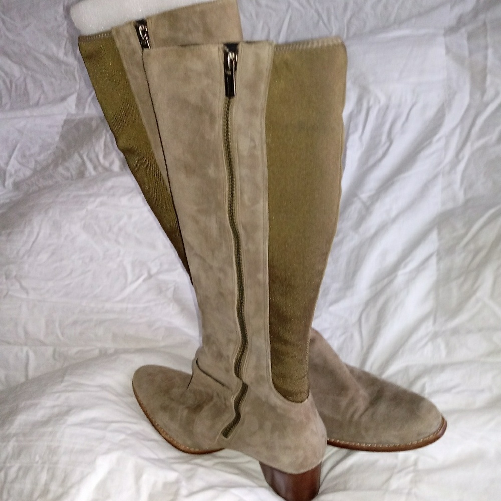 Timberlands Taupe suede boots